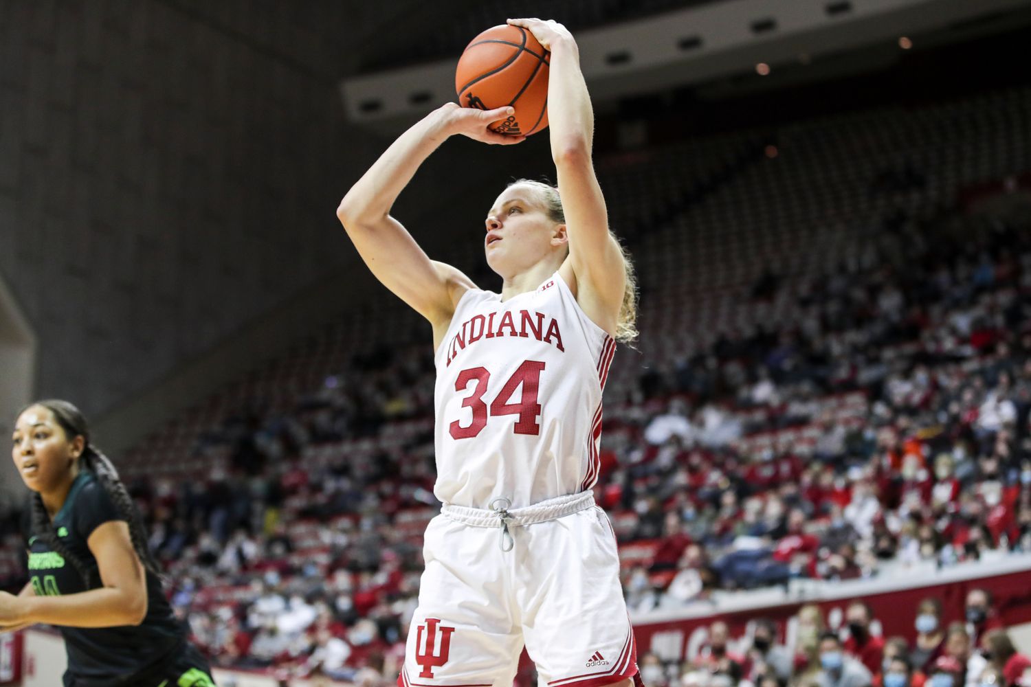 Grace Berger shoots the ball.